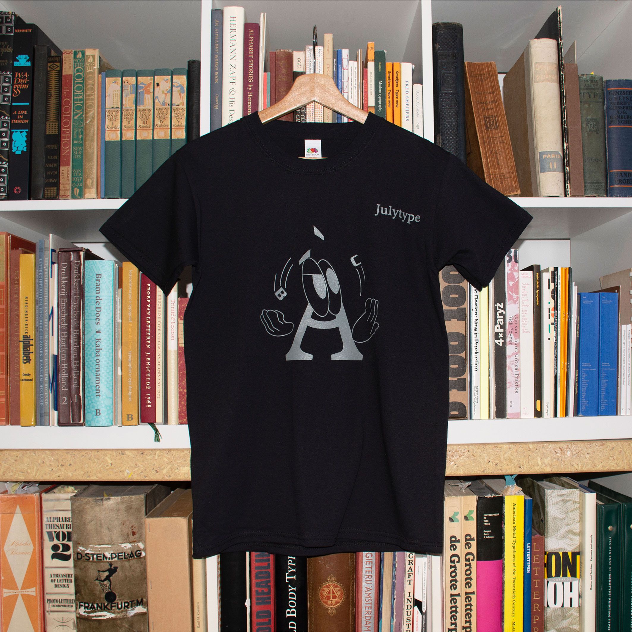A T-shirt Black image